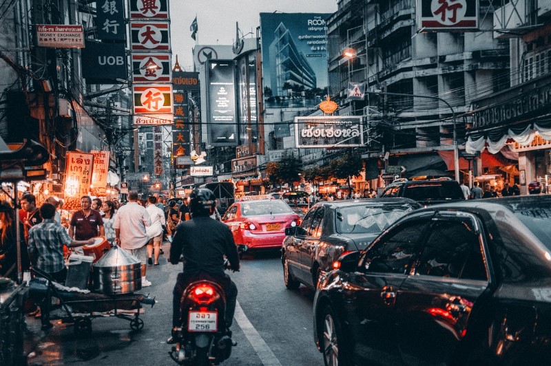 Descubre cómo moverte por Bangkok con los mejores medios de transporte. Texto 2: Encuentra la forma más eficiente de trasladarte por Bangkok. ¡Descubre todas las opciones de transporte! Texto 3: ¿Quieres saber cómo moverte por Bangkok? Te contamos las mejores alternativas de transporte para que disfrutes al máximo de la ciudad. Texto 4: Aprende cómo desplazarte por Bangkok de manera sencilla y económica. ¡No te pierdas ninguna atracción turística! Texto 5: Descubre los medios de transporte más populares para moverte por Bangkok y disfrutar de sus maravillas. ¡Planifica tu viaje con éxito!